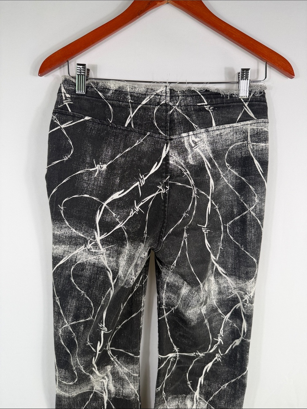 BDG Ruched Dipped V Flare Black and White Print Low Rise Jeans. Womens Size 28 - Picture 6 of 10